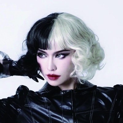 Korte Bouncy Curly Bang Hair Wig Wit en Zwart Cruella Cosplay Hittebestendige vezels